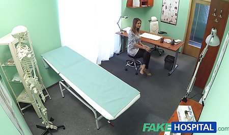 کیمی بیدمشک مودار خود سکس مامان در حمام را با یک اسباب بازی