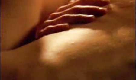 بر روی پاهای خودش لب سکس پسر مامان می زد